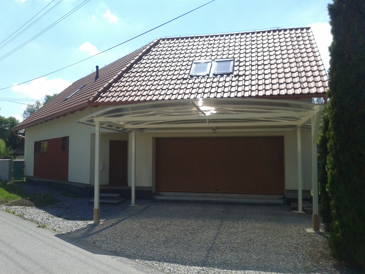 Rodinný dom v obci Prípovce – garáž s prestrešeným státim z lexanu pre ďalšie rodinné auto